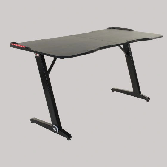 Moderner Gaming-Tisch GAME ROCKER GT-41 auf grauem Hintergrund – robuster Schreibtisch mit ergonomischer Form.