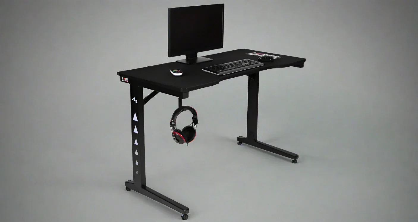 Gaming-Setup mit dem GAME ROCKER GT-21 No. 1 Tisch, ausgestattet mit Monitor, Tastatur, Maus, Controller und einem Headset am integrierten Haken.