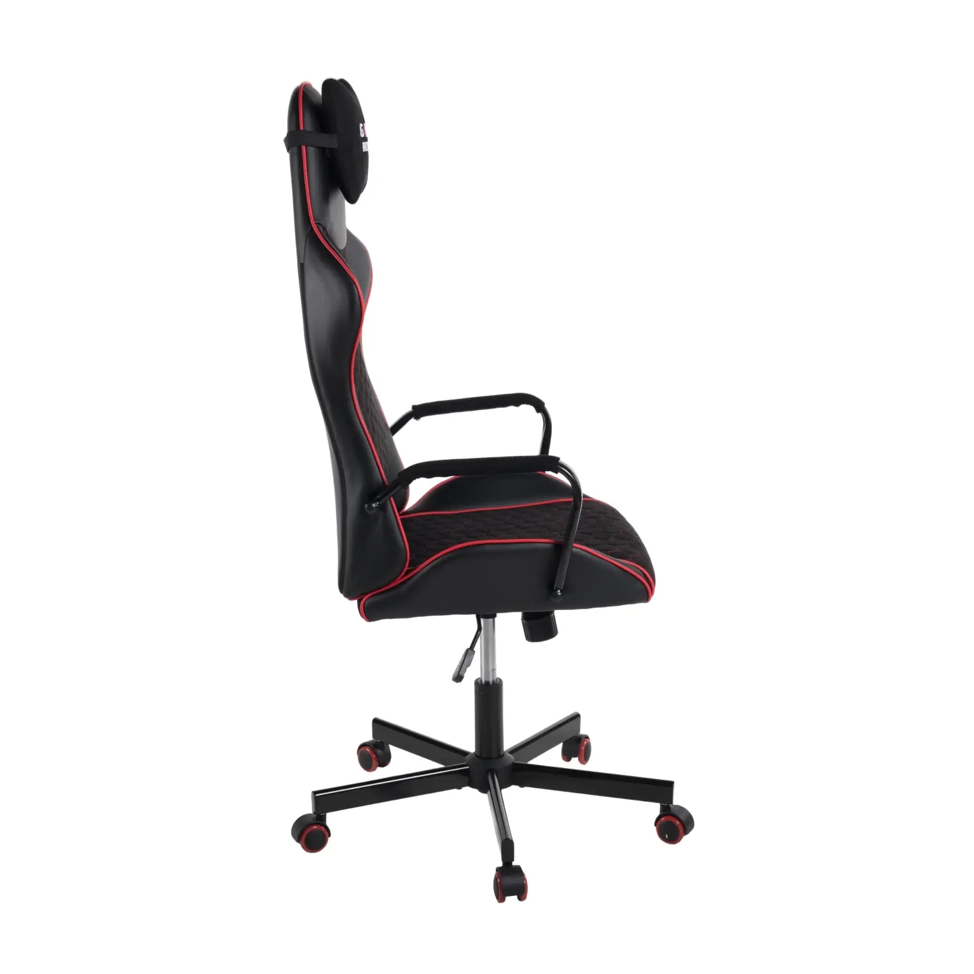 Alternative Schrägansicht des GAME ROCKER S-10 Gaming-Stuhls, die das Design mit roten Nähten und das höhenverstellbare Nackenkissen zeigt.