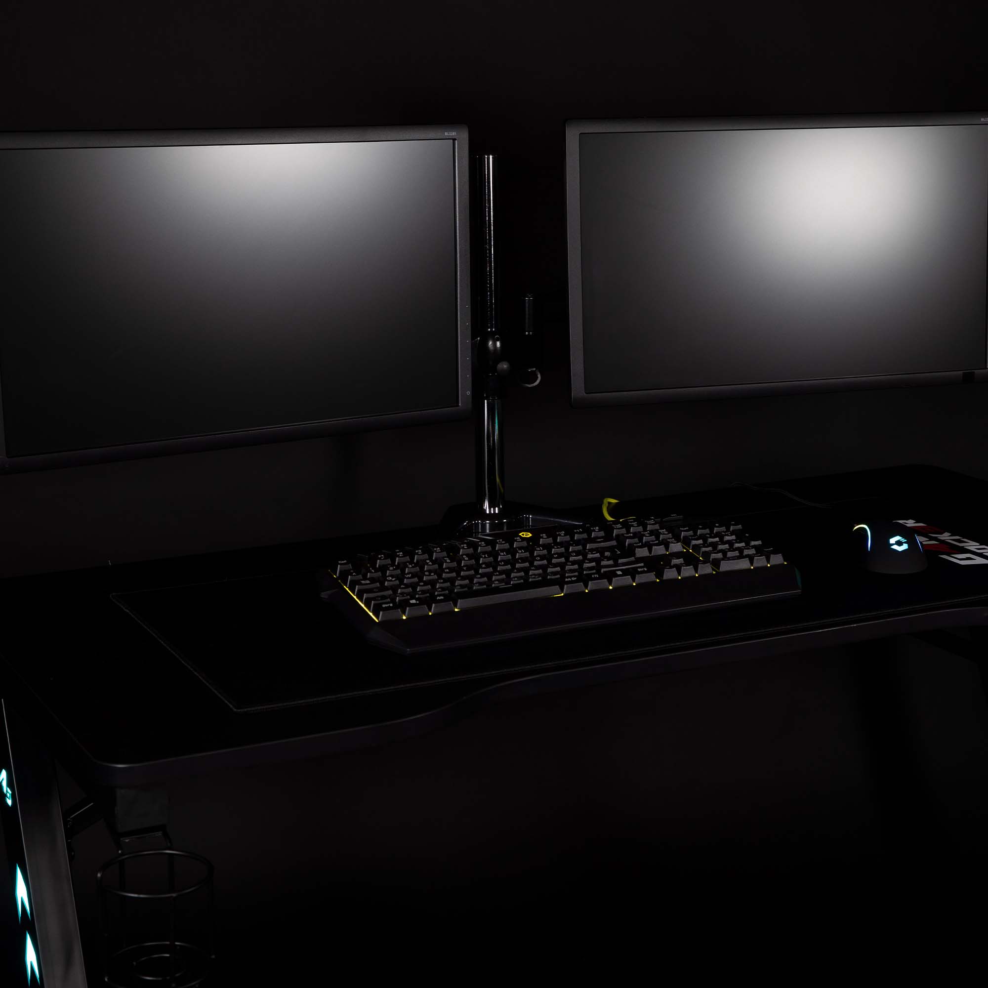 Dual-Monitor-Setup mit dem GAME ROCKER MH-M-20, montiert auf einem Gaming-Schreibtisch.